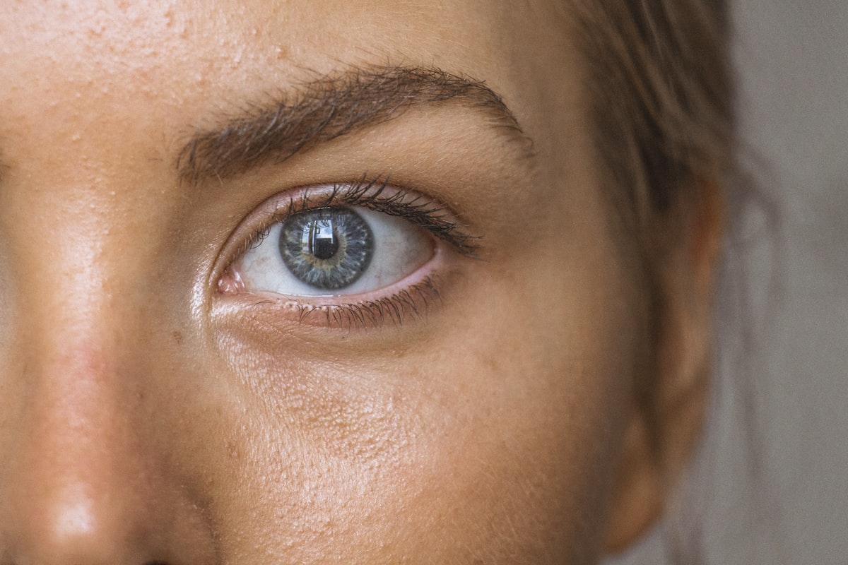 Blaue Augen Nahaufnahme - Lichtempfindlichkeit bei hellen Augen in Deutschland