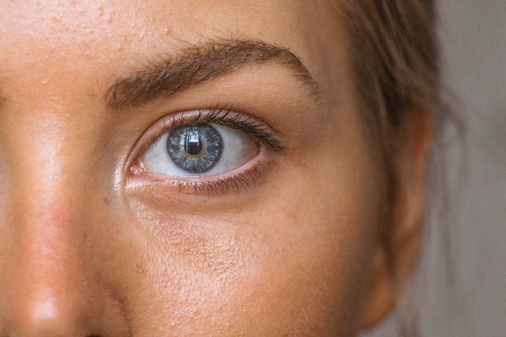 Blaue Augen Nahaufnahme - Lichtempfindlichkeit bei hellen Augen in Deutschland