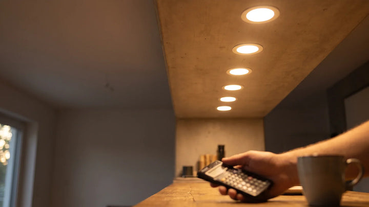 Moderne GU10-LED-Einbaustrahler an Küchendecke, warmweißes Licht, Stromkosten berechnen