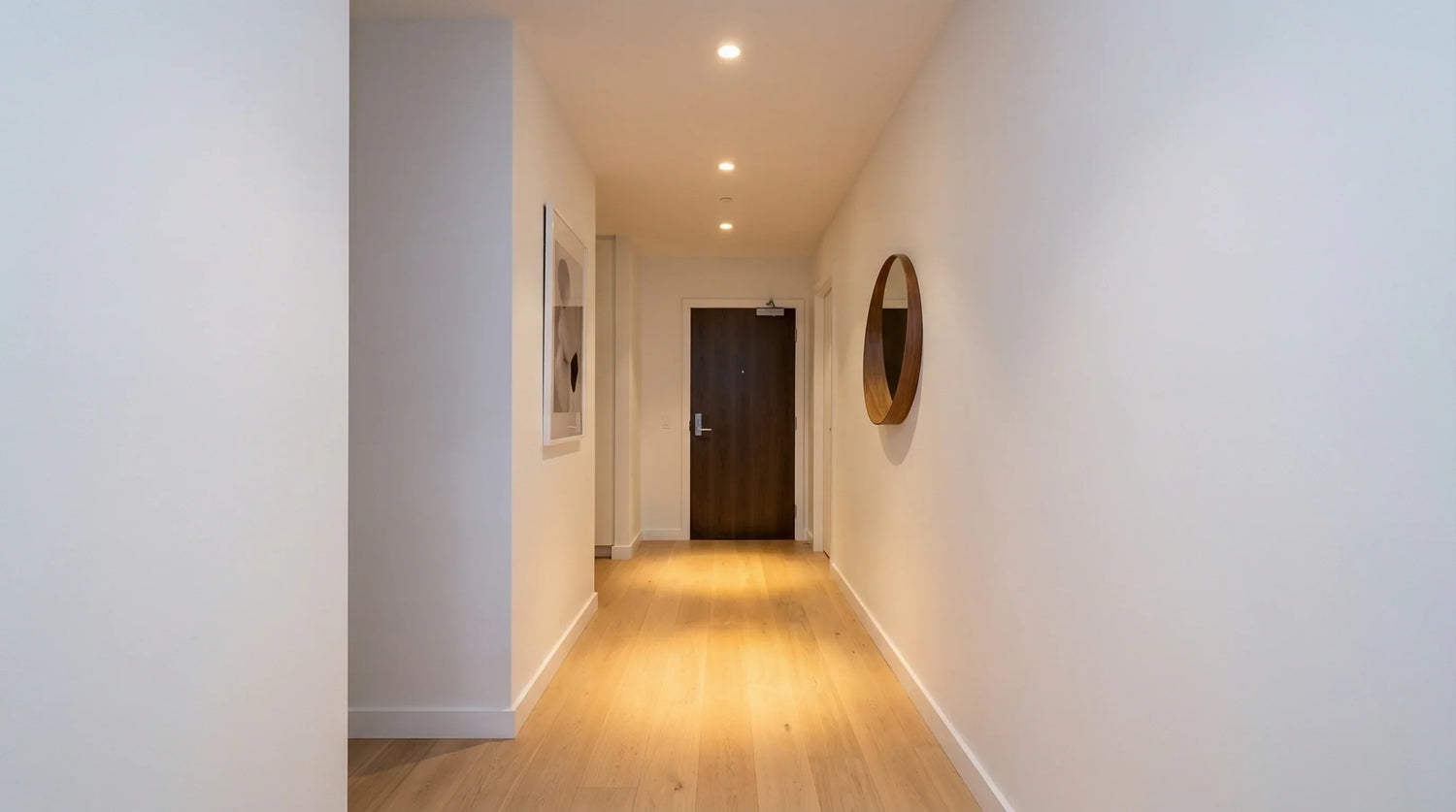 Warmweiß beleuchteter Wohnungsflur mit LED-Einbaustrahlern in der Decke