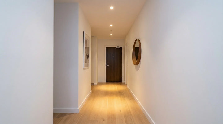 Warmweiß beleuchteter Wohnungsflur mit LED-Einbaustrahlern in der Decke