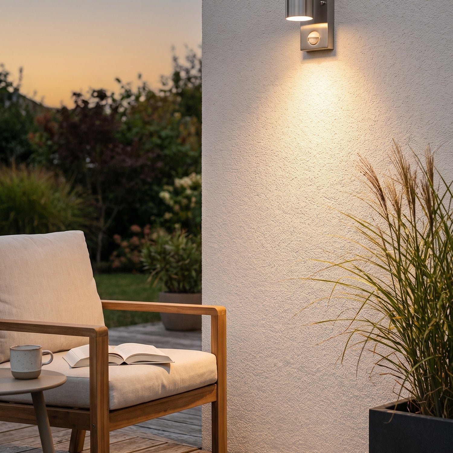 Außenwandleuchte auf der Terrasse mit Blick in den Garten am Abend
